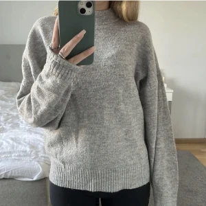 H&m stickad tröja - Så fin och mysig stickad tröja ifrån H&M. Använd och därmed lite nopprig men går enkelt att få bort.