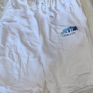 Trapstar skjorts - Säljer för dom är för stora. Har bara testat dom på en gång så dom e nästan helt nya. 