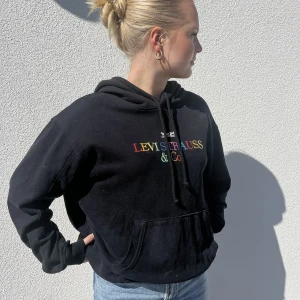 Svart hoodie  - Snygg och skön hoddie från Carlings. Är i storleken S men skulle säga att den sitter som en M! Orginalpris: 300kr