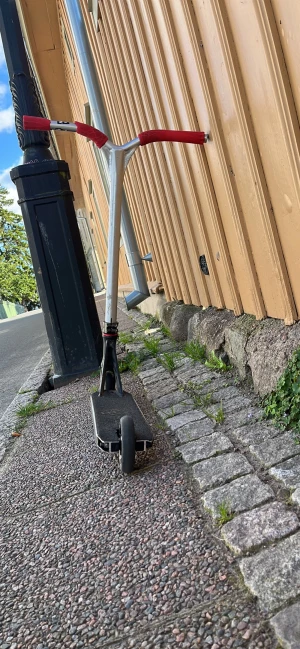 Sparkcykel/trick sparkcykel - Säljer min tricksparkcykel. Bra skick hjulen är ganska nya samma med styret, köpt förra sommaren. Styret är kapat på höjd och bredd.