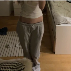 bikbok mjukisbyxor  - Säljer nu mina älskade lågmidjade mjukisbyxor från bikbok då dom blivit för korta på mig. Använda men fint skick❤️💋 TRYCK PÅ KÖP NU