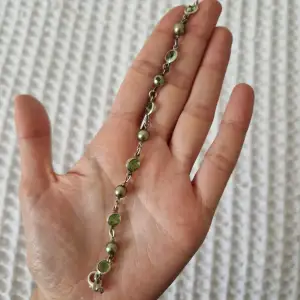 Armband i äkta silver 925. Fina pärlor och stenar i grön färg. 