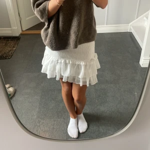 Vit kjol - Säljer denna via volang kjolen som inte kommer till användning💓