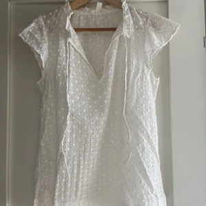 Vit blus - Supersöt blus från hm, xs men stor i storleken. Skriv för fler bilder eller vid frågor💕💕