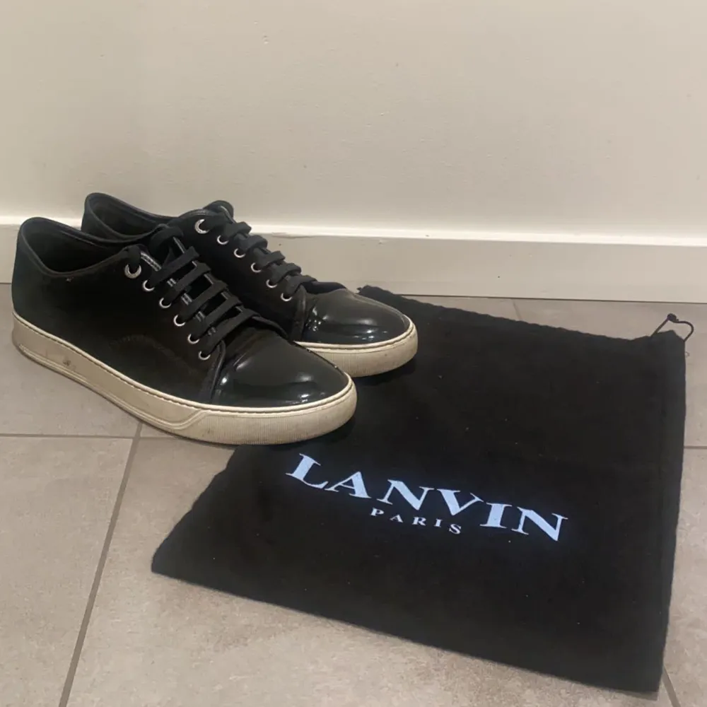 Ett par riktigt snygga Lanvin skor i färgen svart. Skick: 8,5/10, nypris: 4 300 kr. De är i storlek 8 Uk vilket motsvarar cirka storlek 43. Endast dustbag medföljs. Hör av dig vid frågor och funderingar!🙌🏽. Skor.
