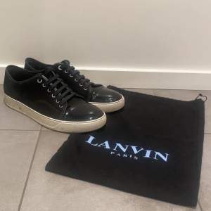 Ett par riktigt snygga Lanvin skor i färgen svart. Skick: 8,5/10, nypris: 4 300 kr. De är i storlek 8 Uk vilket motsvarar cirka storlek 43. Endast dustbag medföljs. Hör av dig vid frågor och funderingar!🙌🏽