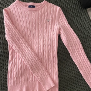 Stickad tröja - GANT  - En stickad tröja från GANT. Storlek xs/34 i stort sett oanvänd och i fint skick! 