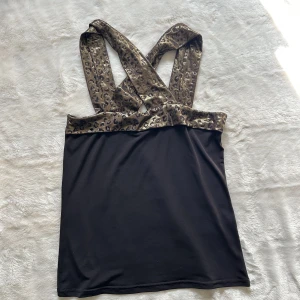 Topp - Skit snygg topp! Köpt second hand, aldrig använd. Uppskattad storlek s/m. 💞