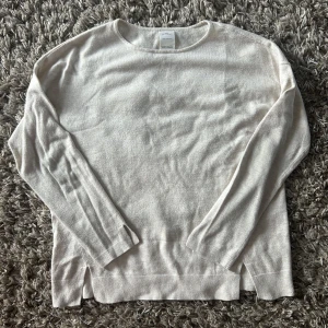 Tunn stickad långärmad  - Tunn stickad långärmad från Zara med slits nertill och på ärmarna. Barn storlek 152 men passar som storlek XS i dam. 