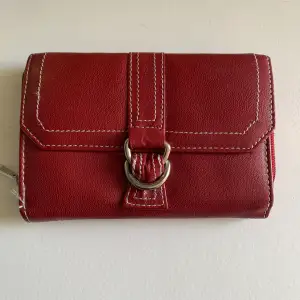 Fin röd plånbok som tyvärr inte kommer till användning❤️