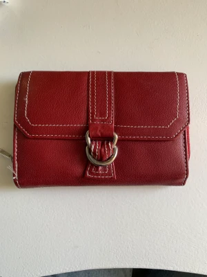 Röd plånbok - Fin röd plånbok som tyvärr inte kommer till användning❤️