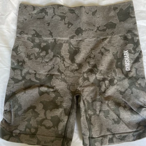 Gymshark adapt camo shorts - Shorts från Gymshark, deras Adapt camo-kollektion. Strl M, säljer pga fel modell på mig.  Sparsamt använda