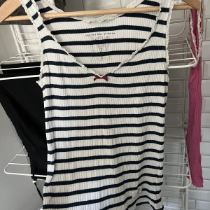 Odd Molly linne  - Odd Molly linne vitt med blåa ränder.  Några svaga fläckar bakpå ryggen, men knappt synbara. Se bild 3