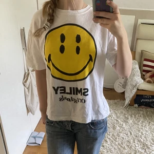 T-shirt - Smile t-shirt. Passar perfekt med ett par blåa byxor. Kontakta vid intresse❤️
