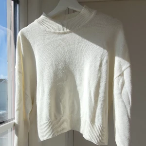 Vit tröja - Superfin vit tröja. Nära på oanvänd. Kan matchas till nästan allt. Passar s/m.