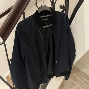 Marinblå bomberjacka  - Jättefin marinblå bomberjacka!!!! St 38, men passar även för mig som har S/36 i allt!!