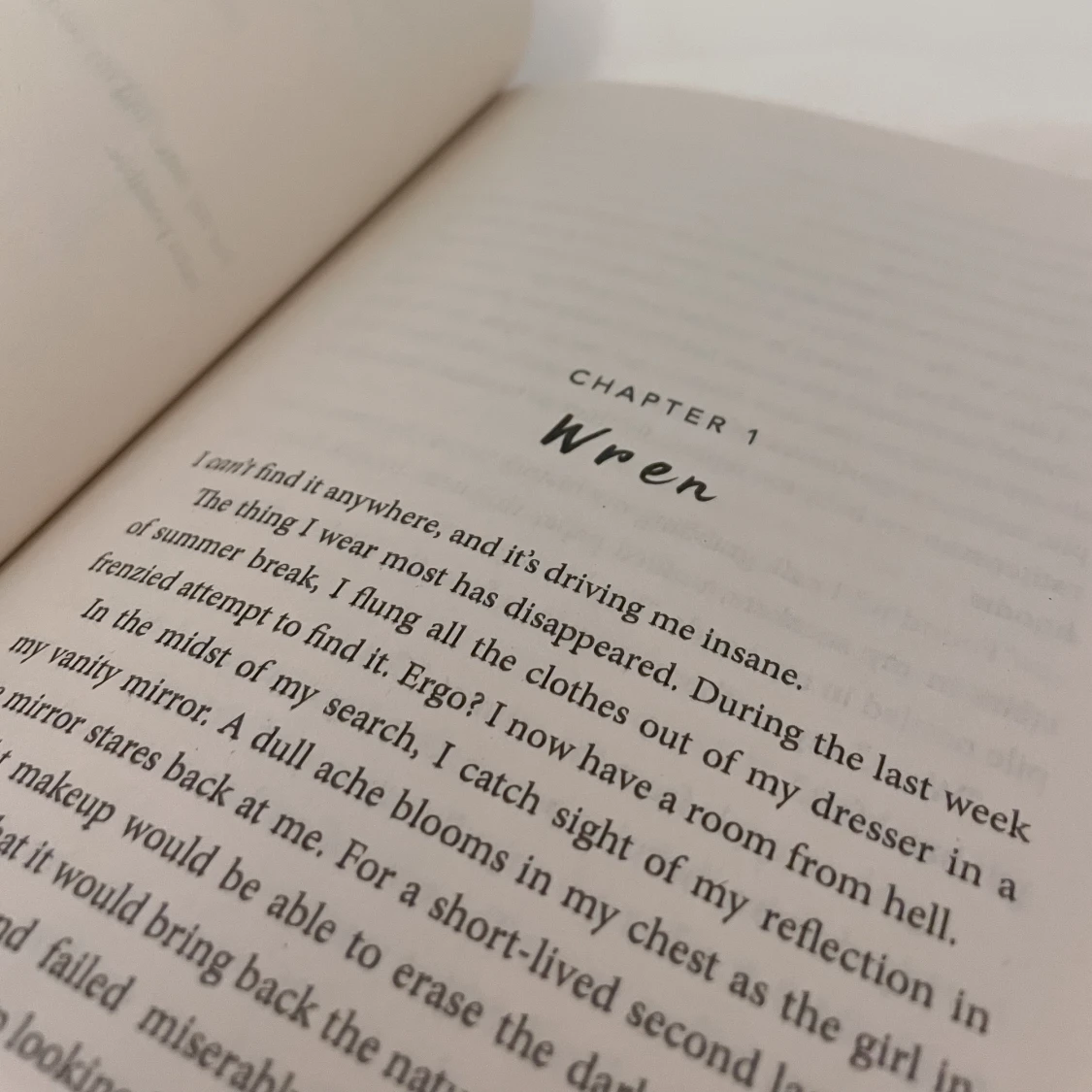 ”The Hoodie Girl” av Yuen Wright - 91