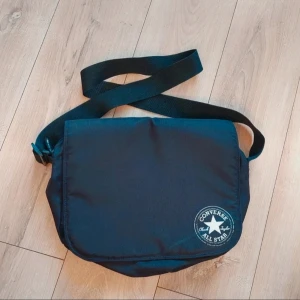 Converse messenger bag  - En snygg messenger bag från converse :) Jättebra skick! Kan skicka måtten privat 💕 