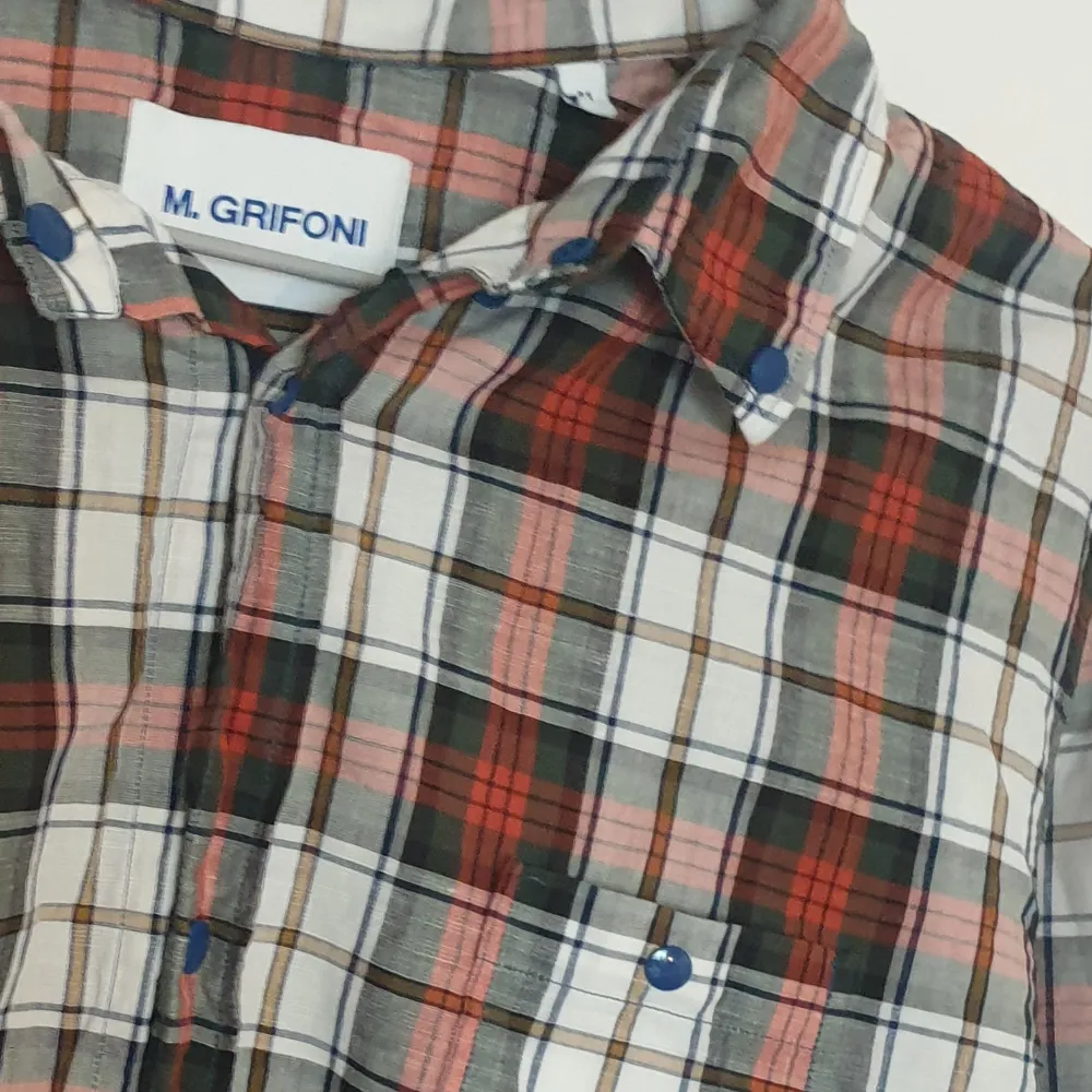 Exklusiv rutig skjorta från italienska designermärket Grufoni.  Bara använt vid  ett enda tillfälle . Skjortor.