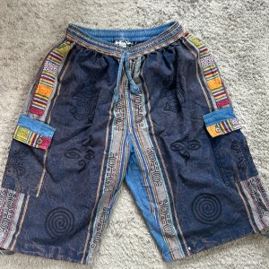 Hippie shorts  - Coola shorts. Står XL men passar nog de flesta beroende på hur man vill att de ska sitta då de är väldigt stretchiga i midjan!! Pris går att diskutera 