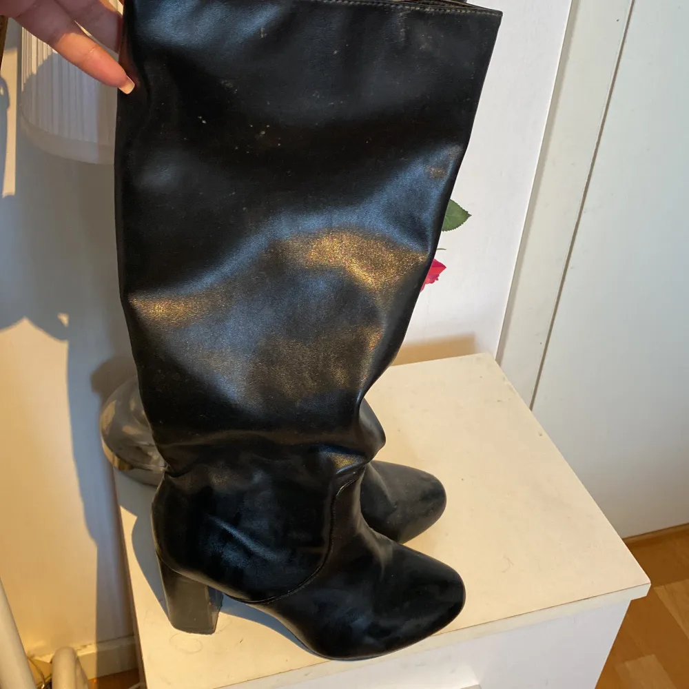 Svarta höga boots, använda ett par gånger, lite slitage i klacken men ej synbart. Skor.