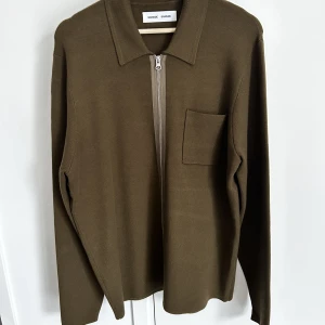 Samsoe cardigan - GUNA X ZIP CARDIGAN Säljer min cardigan från samsoe som är helt oanvänd endast testad då det blev fel i storleken  Storlek L Bara att skriva vid frågor och funderingar