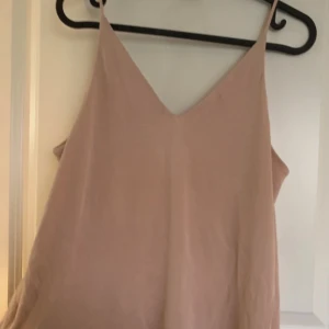 Linne  - Snyggt linne i nyskick. Inga tecken på användning alls. Sann i storlek