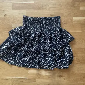Helt nyinköpt kjol från zalando innan sommarn. Den har tyvärr inte kommit till användning så säljer därför den. Aldrig använd men så fin.🤍🖤