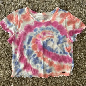 Tie-dye t-shirt  - Tie-dye t-shirt från Hollister. Endast använd några gånger. 
