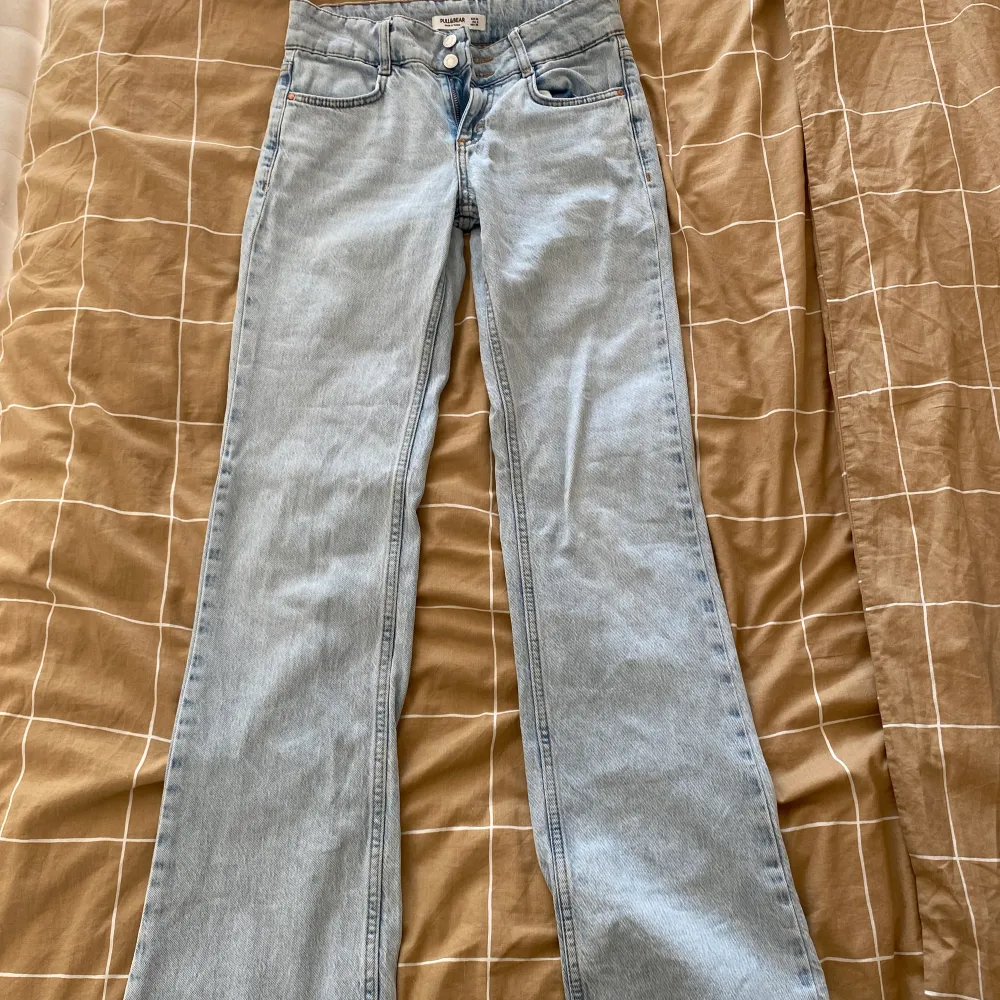 Säljer dessa lågmidjade jeans som inte säljs längre 🤍 endast använt ett fåtal gånger och därav säljer jag dom🙌🏼🤍 Skriv för fler bilder. Jeans & Byxor.
