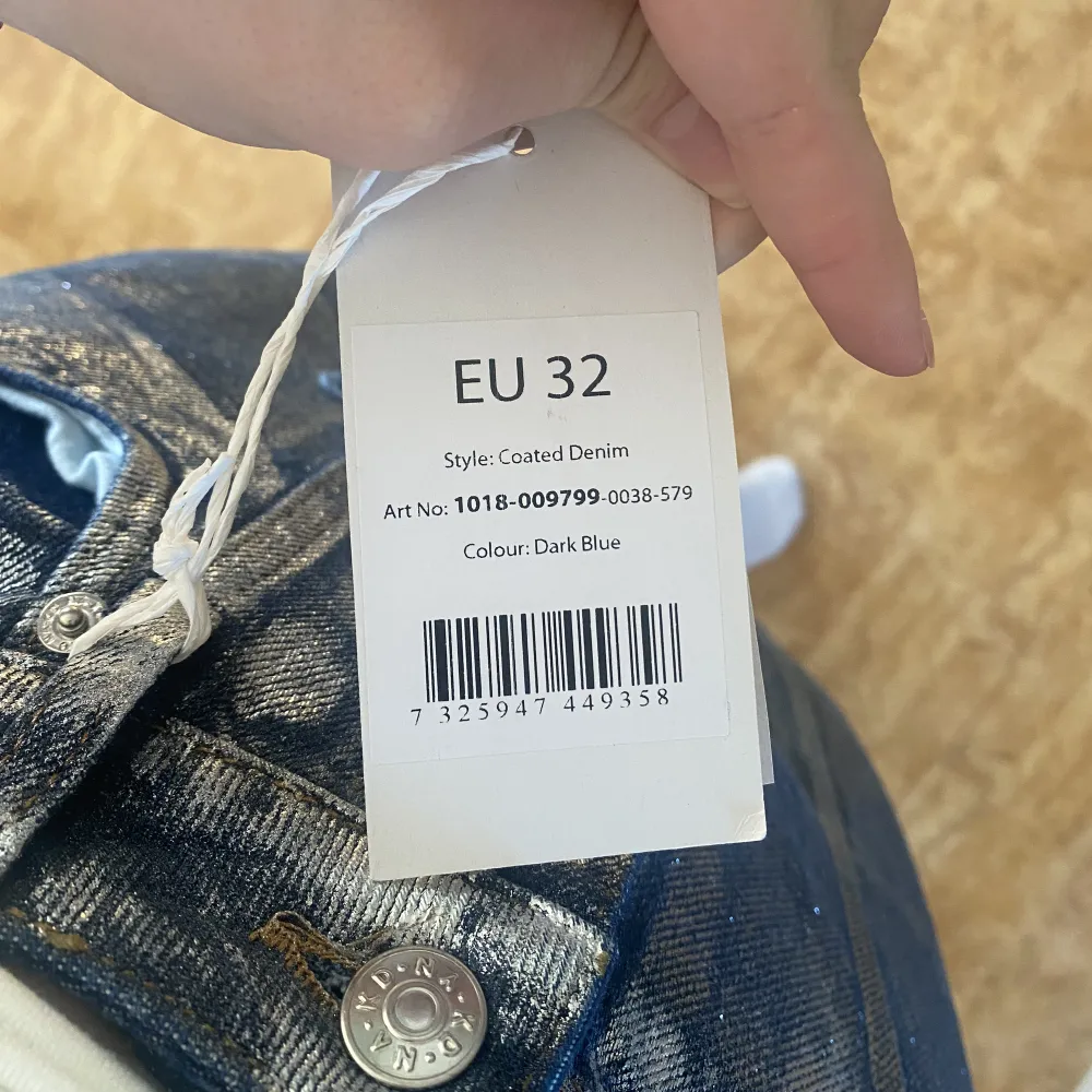 Säljer på grund av att jag råka beställa två par. Är 170cm och de passar bra i längden. Köpta för 399kr men säljer för 200kr då det aldrig är använda utan enbart testade. Jeans & Byxor.