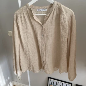 Blus - Fin blus ifrån Zara! Använd 1 gång, den är som ny 🫶🏼 250kr plus frakt 💕