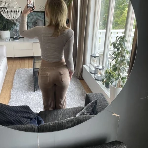 beiga juicy couture byxor💘 - jättefina juicy byxor, st S. Nästan helt oanvända💘 skriv för fler frågor