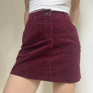 Egensydd manchesterkjol - Supersöt manchesterkjol som jag gjort av ett par gamla byxor. Passar XS-S. Är inte en mäster på att sy (se bild 3) men tycker den är väldigt fin