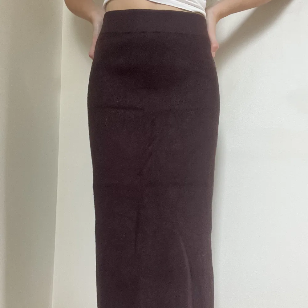 Superfin stickad kjol från Zara (bortklippt lapp dock) lagom till hösten💖Bra skick, använd ett fåtal gånger men är lite nioåring (se bild 3). Passar XS-S. 🌻. Kjolar.