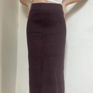 Superfin stickad kjol från Zara (bortklippt lapp dock) lagom till hösten💖Bra skick, använd ett fåtal gånger men är lite nioåring (se bild 3). Passar XS-S. 🌻