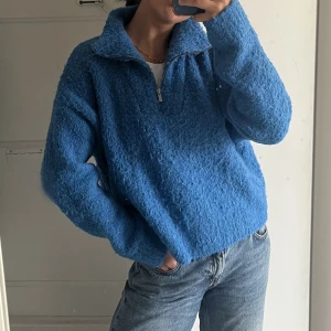 Blå half-zip tröja - Från Zara. Storlek S