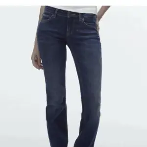 Lågmidjade bootcut jeans ifrån zara i fint skick! Säljes då jag har för mycket jeans och dem aldrig kommer till användning 