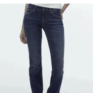 Zara jeans - Lågmidjade bootcut jeans ifrån zara i fint skick! Säljes då jag har för mycket jeans och dem aldrig kommer till användning ( har sytt de extra lågmidjade) men med ordentlig sömnad så inget man ser eller som kommer gå upp