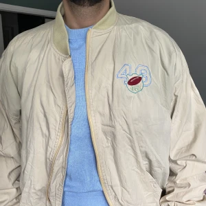 Oversize Jacka - Unisex oversize baseballjacka från Barroon i fint skick. Tunt & lätt material! Går inte att se vad som står på storlekslappen. Modellen använder vanligtvis M. 