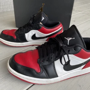 Air jordan 1 low Bred Toe - Lite använda men är fortfarande i toppskick  8/10 Nypris på dessa är 2399kr Strl 42 men passar även 41
