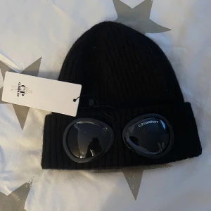 C.P Company mössa Svart - C.P Company mössa svart (Oanvänd) och säljer pga att jag inte kommer att använda