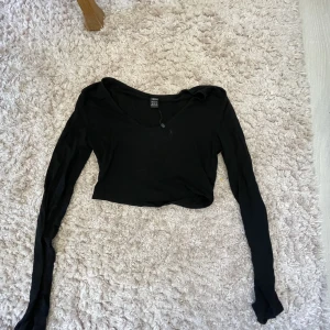 Croppad långärmad - Super gullig croppad långärmad tröja💕 använd några gånger men är i väldigt bra skick❤️