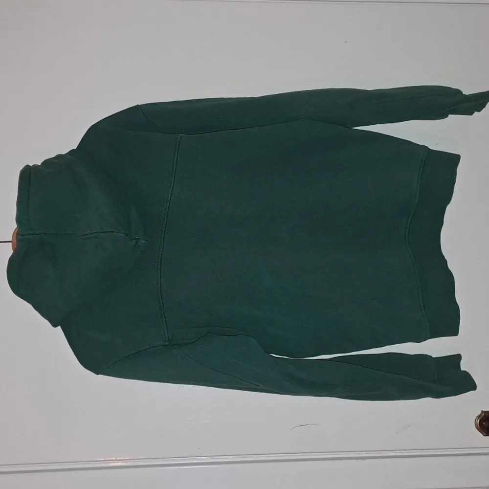 En grön hoodie från märket valient, fungerar toppen som en chill hoodie.  Säljer den då jag har växt ur den. Ny pris: 500 Säjs: 150 . Hoodies.