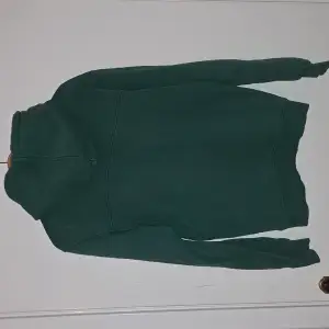 En grön hoodie från märket valient, fungerar toppen som en chill hoodie.  Säljer den då jag har växt ur den. Ny pris: 500 Säjs: 150 