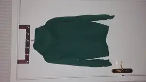 En grön hoodie från märket valient, fungerar toppen som en chill hoodie.  Säljer den då jag har växt ur den. Ny pris: 500 Säjs: 150 