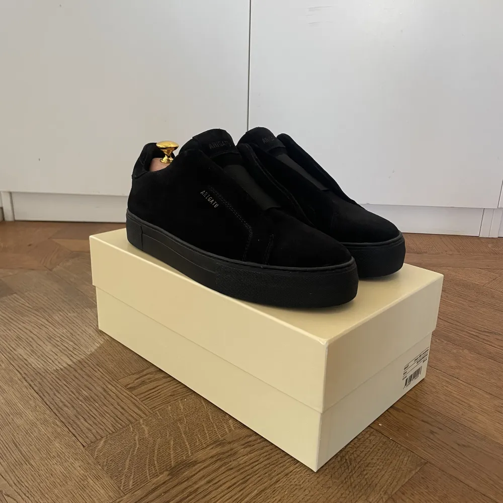 Säljer dessa stilrena arigato skor som är i mycket fins skick, nästintill oanvända. Skorna är i storlek 42, och kostar nya ca 2500kr.  Kan mötas i centrala Stockholm eller frakta på köparens kostnad🚚📦. Skor.