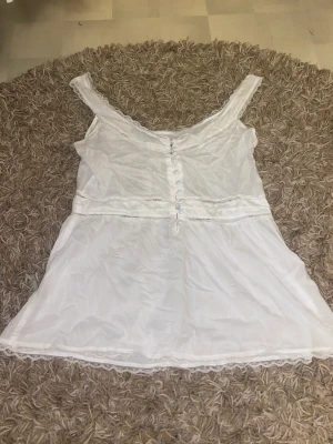 Vitt linne - Fint vitt linne ifrån Lindex, stl 38, man kan nog ha det åt båda hållen är meningen💕🥰