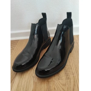 Lackboots stl 39 - Jättefina men för smala för mina fötter, storlek 39 