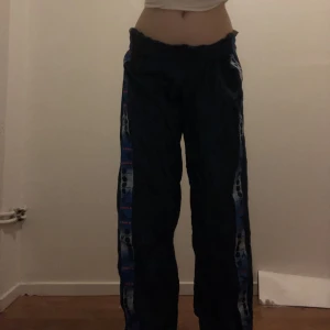 Super coola byxor - Jätte häftiga trackpants som säljs eftersom dom tyvärr knappt andvänts på två år men förhoppningsvis kan dom få ett nytt hem ⭐️💚